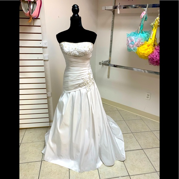Size 6 Da Vinci Brand White Beaded Wedding Gown Dress with Train - Picture 1 of 6